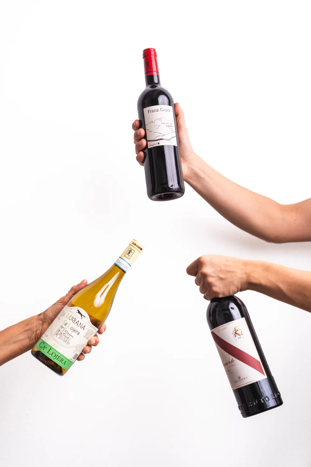Ein Mitarbeiter des Hofer Market räumt Sekt in ein Regal ein.